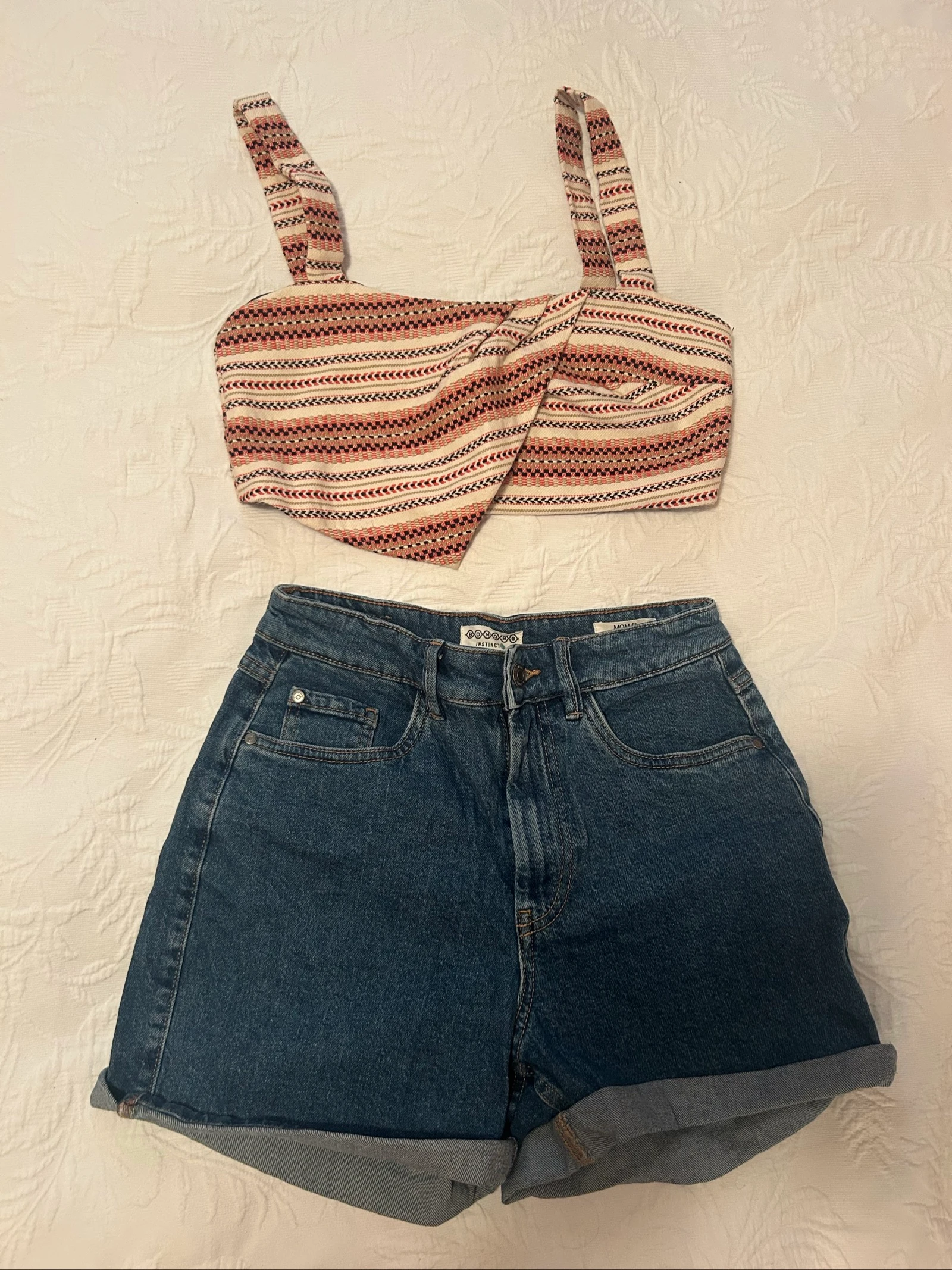 Conjunto Verano Zara & Bonobo: Top Cortado de Jacquard + Shorts Denim Mom (T. 34 / S) – photo 2
